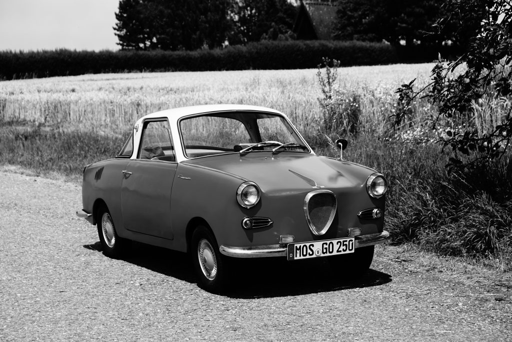 Mein Oldtimer: Goggomobil Coupé. Die Retro-Aufnahme entstand kurz nach Instandsetzung und Lackierung des Oldtimers im Sommer 2019