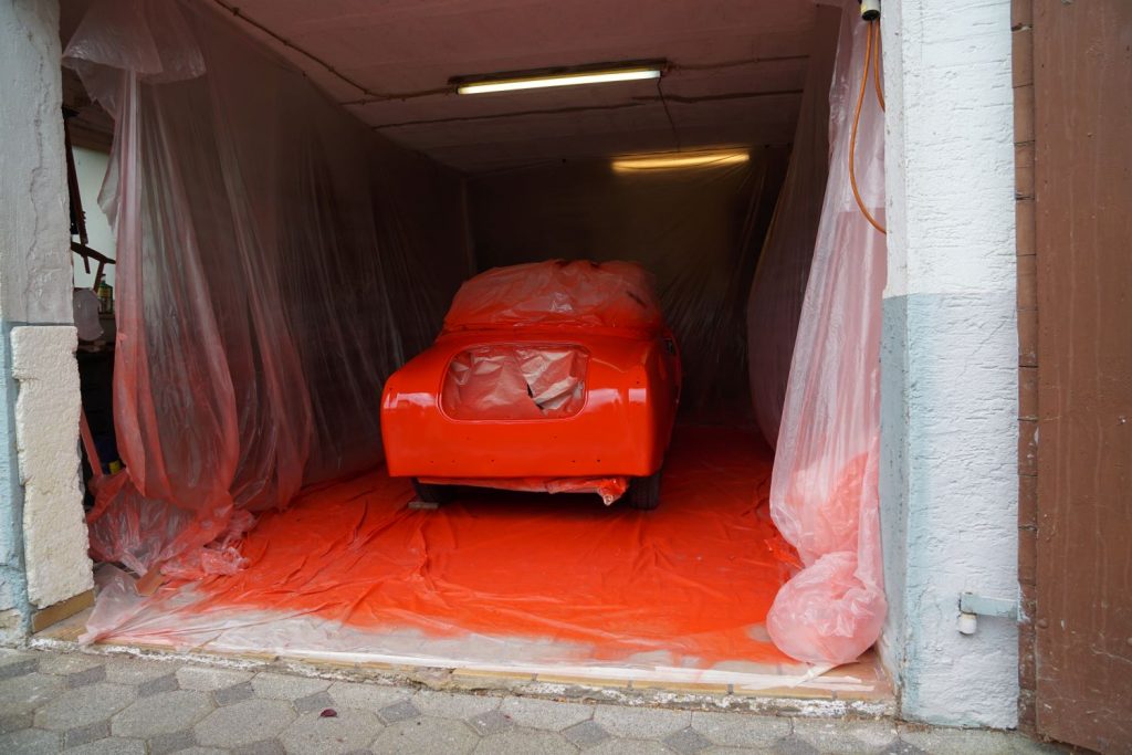 Goggo Coupé nach dem ersten Lackiergang in der improvisierten Planen-Lackierkabine in der Garage