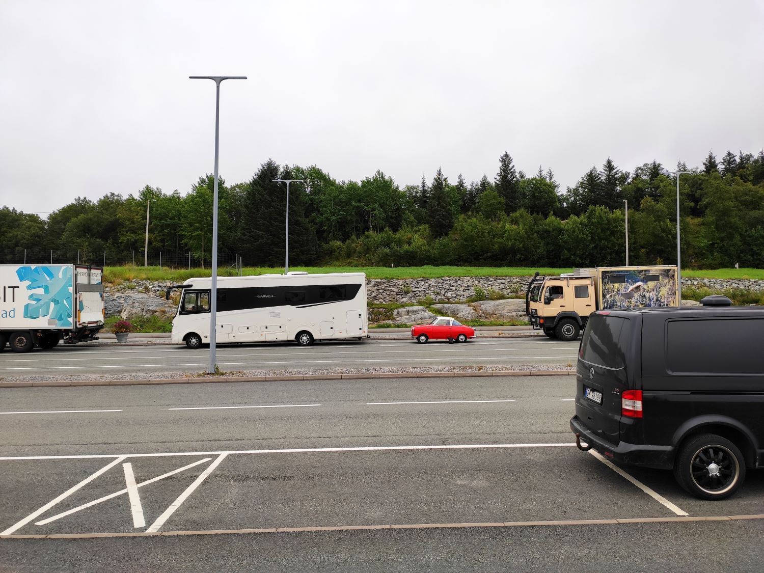 In Norwegen treffen sich Groß & Klein: Warten auf die Fähre