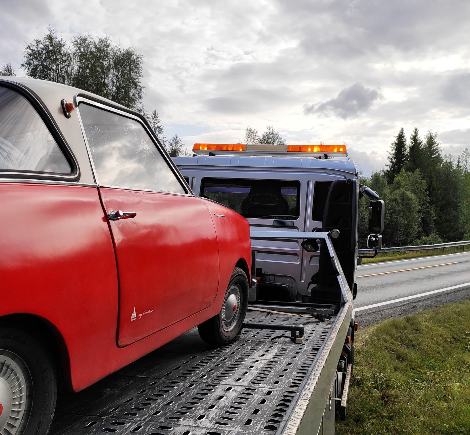 Goggo Coupé im Huckepack. Das Loch im Kolben beendet die Tour durch Norwegen frühzeitig