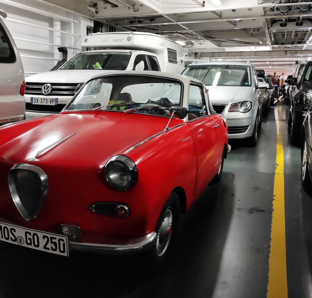 Das kleine Coupé auf dem Autodeck der Superspeed-Fähre von Color Line auf dem Weg nach Norwegen