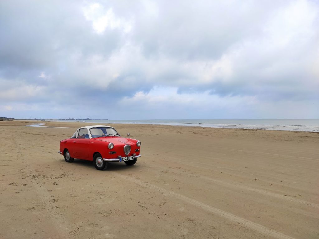 Goggo Coupé am Strand von Hirtshals